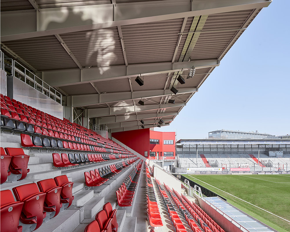 BRITA-Arena SV Wehen, Westtribüne