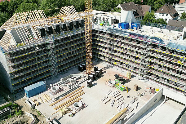Neubau auf „LWL-Campus“ in Münster: Jetzt werden die 40 Dachgauben montiert