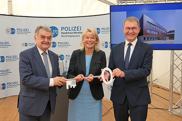 Symbolische Schlüsselübergabe für die Erweiterung des Polizeipräsidiums Recklinghausen