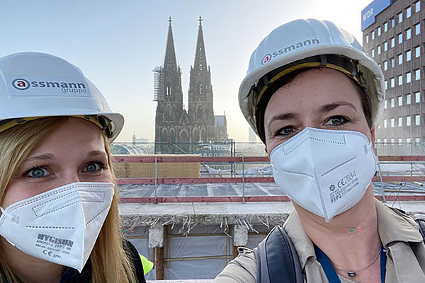 Natalia Kantor und Denise Himmelbach auf der Baustelle beim WDR Filmhaus Köln mit Dom im Hintergrund