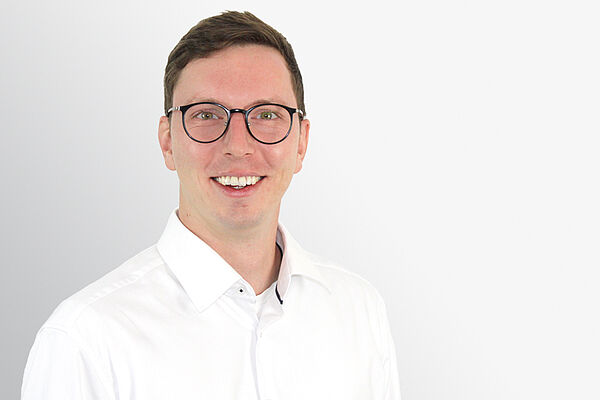 Gebäudeautomation im Fokus Maximilian Holstiege meistert Fachwirt-Weiterbildung