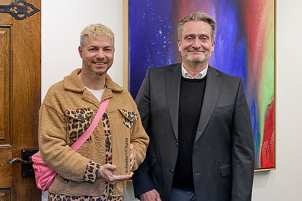 GF Christian Cramer überreicht Kristo den Kunstförderpreis