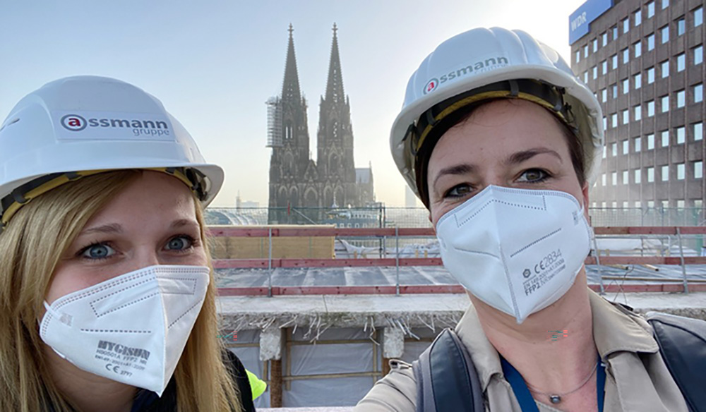 Natalia Kantor und Denise Himmelbach auf der Baustelle beim WDR Filmhaus Köln mit Dom im Hintergrund