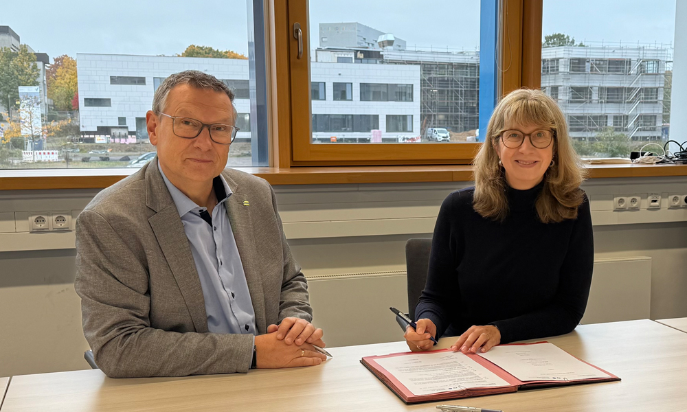 Vertragsunterschrift Olaf Bruske - Campus Sankt Augustin Projektsteuerung für Hochschulneubau in Sankt Augustin