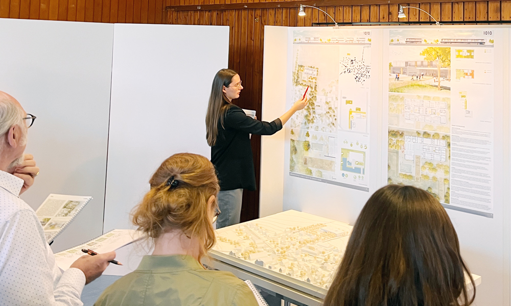 lemgo-West: Malena Wulle erläutert die Freianlagenplanung und die Erschließungssituation Neugestaltung der Grundschule Lemgo-West: Architekturwettbewerb bringt überzeugende Ergebnisse