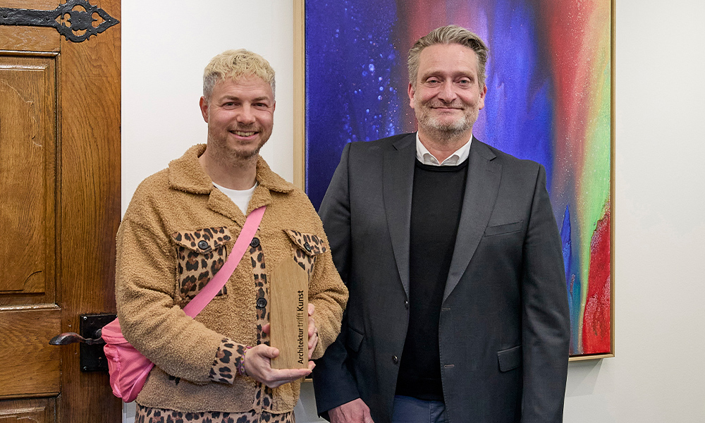 GF Christian Cramer überreicht Kristo den Kunstförderpreis